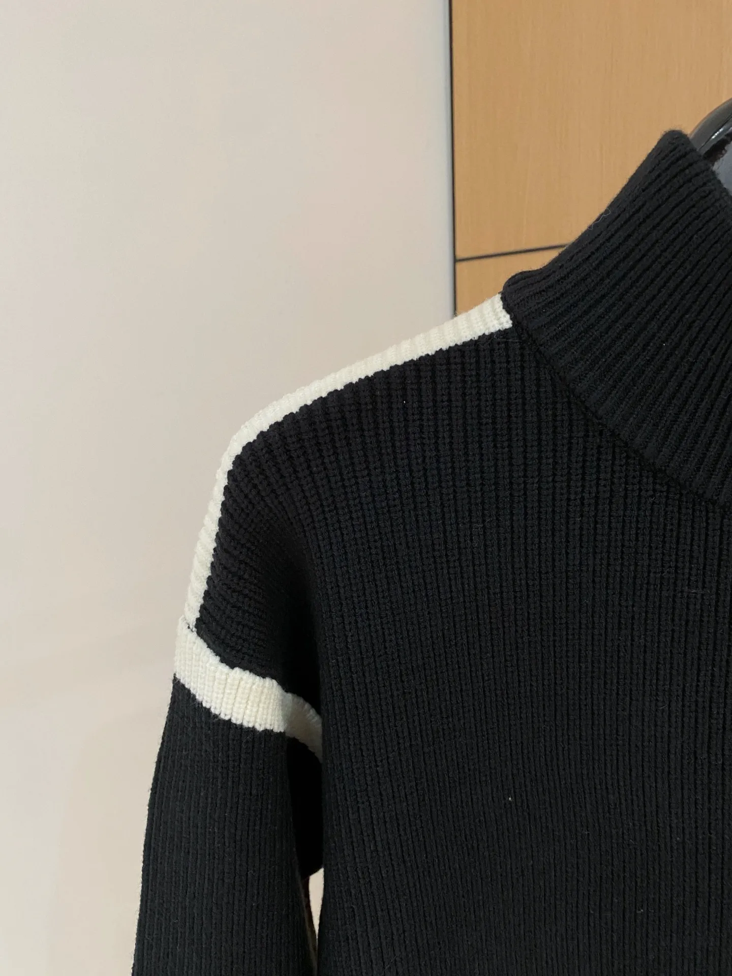 🅿️540 【LV Louis Vuitton】Autumn and winter classic cardigan sweater, in full condition! ! ! Wool blended fabric, the latest model in 2025, golden ratio! ! Slim-fitting soft gold, versatile and practical item, the combination and practicality are extremely powerful, simple and elegant, and classy! To create your own style, it is highly recommended to buy it in two colors. The standard slim fit tailoring process is suitable for both young and old men. It is knitted from wool and will not cause any discomfort! While keeping warm, it is stylish, textured and wearable, and the classic logo with contrasting colors on the chest feels in place! ! Recommended for regular customers! ! Size M-3XL (maximum wear: 190 pounds)